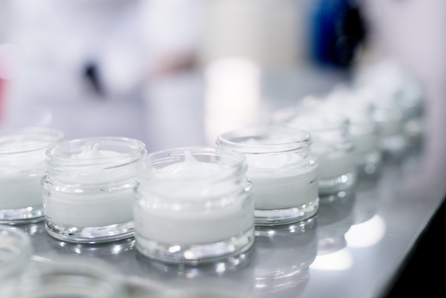 Gesundheitliche Risiken durch Mikroorganismen in Kosmetik - Neue Publikation der DGK und SOFW