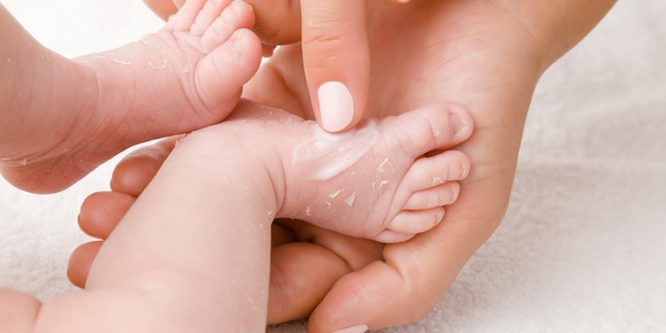 Zeitschrift Öko-Test prüft Babypflegecremes