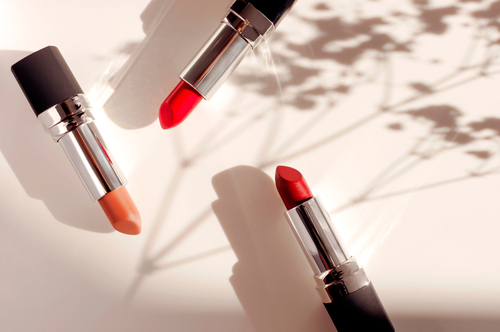 Rote Lippenstifte im Test – Paraffine, Mineralöle, Silikone, BHT und vieles mehr nachweisbar