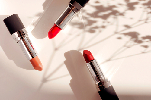 Rote Lippenstifte im Test – Paraffine, Mineralöle, Silikone, BHT und vieles mehr nachweisbar Rote Lippenstifte im Test – Paraffine, Mineralöle, Silikone, BHT und vieles mehr nachweisbar