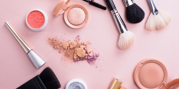 Keimbelastung in dekorativen kosmetischen Produkten – eine neue Studie aus England 
