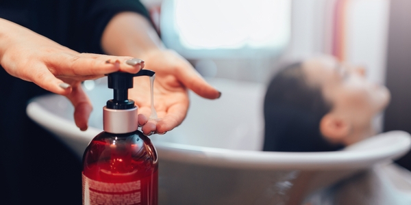 Ganz ohne Plastik – Zeitschrift Öko-Test prüft Shampoos gegen trockenes Haar