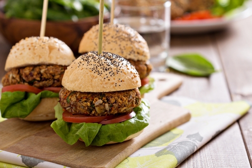 Stiftung Warentest untersucht Veggie-Burger-Patties: teilweise schadstoffbelastet