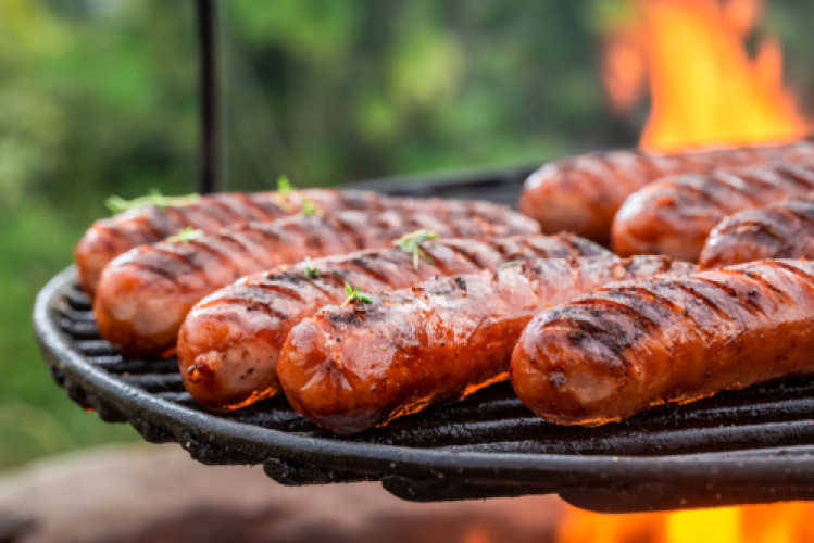 Grillwürste im Öko-Test Juli 2022: Kritik an Verunreinigungen mit Mineralölen (MOSH/ MOAH), Phosphate, zu viel Salz und Tierwohl Grillwürste im Öko-Test Juli 2022: Kritik an Verunreinigungen mit Mineralölen (MOSH/ MOAH), Phosphate, zu viel Salz und Tierwohl