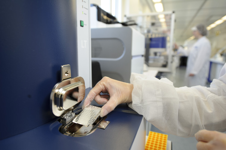 Nutzung des MALDI-TOF Verfahrens in der Mikrobiologie von Lebensmitteln und pharmazeutischen Produkten Nutzung des MALDI-TOF Verfahrens in der Mikrobiologie von Lebensmitteln und pharmazeutischen Produkten