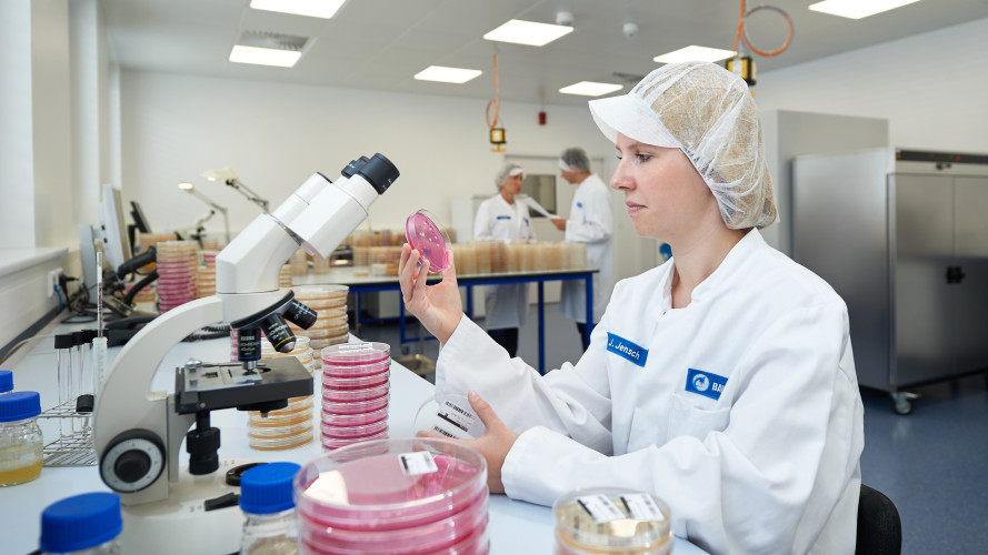 Aktualisierung der mikrobiologischen Richt- und Warnwerte der DGHM (Stand: Dezember 2018) Aktualisierung der mikrobiologischen Richt- und Warnwerte der DGHM (Stand: Dezember 2018)